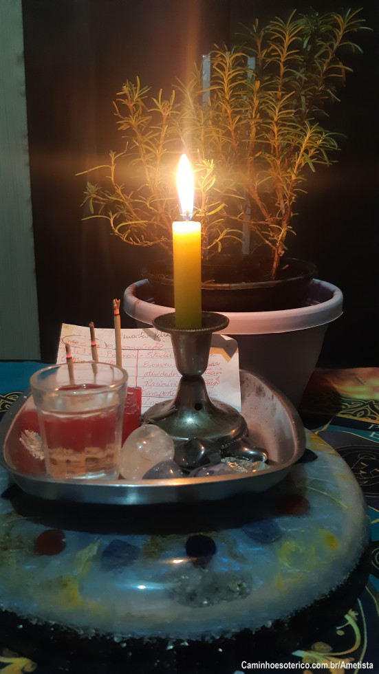 Olá 👋  
Vamos benzer???

O benzimento é o bem dizer. É fazer o bem atraves da reza. É ser canal para a espiritualidade agir nas nossas vidas. 
Onde há energia pode haver cura. 
onde houver fé  pode haver transformação.
Uma erva maravilhosa para benzer é o ALECRIM 🪴 Ele limpa, protege e da clareza mental. Dissipa tristeza ansiedade e inveja. Traz presença e ânimo.