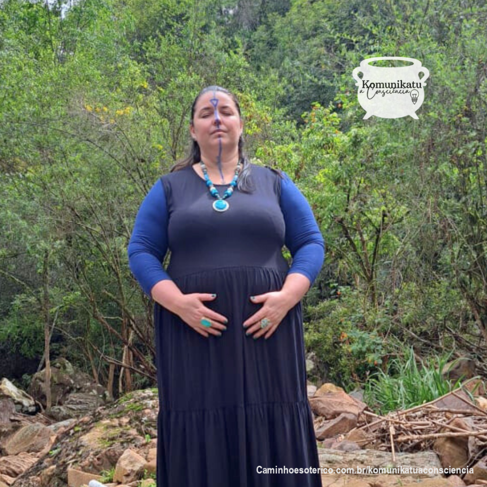 Começamos com uma apresentação, então quem é a Bruxa NADA?
Olá, Buscadores Cósmicos, sou a Bruxa NADA, uno espiritualidade feminina, práticas ancestrais e saberes intuitivos em uma jornada profunda de reconexão. Sou reikiana, terapeuta holística apta em Conexões Naturais, com pós-graduação em Psicologia Positiva, Neurociência e Mindfulness. Estudiosa dos ensinamentos das Sacerdotisas das 13 Luas, seguidora da Roda do Ano Sul e líder de um Clã, compartilho saberes e vivências espirituais que honram os ciclos da Terra e o poder da mulher. Faço leituras de oráculos e tarot's. Tem muita coisa que quero compartilhar contigo nesta jornada que trilho a mais de 30 anos. Seja um assinante e vamos juntos nessa jornada de conteúdo espiritual! Evoé!