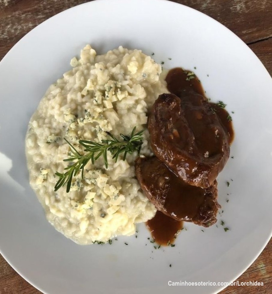 🌙  A Alquimia da Manifestação

Você já parou para pensar se o que você come está nutrindo seus propósitos ou apenas o seu corpo físico?

O prato de hoje — um risoto cremoso acompanhado de baby beef — não é apenas uma refeição; é uma ferramenta de manifestação, especialmente sob a energia potente desta Lua Cheia.

A Lua Cheia atua como uma lente de aumento, potencializando tudo o que plantamos. É o ápice do ciclo, o momento em que a energia de crescimento atinge seu nível máximo, revelando e expandindo o que nutrimos em nossas intenções. Ao consumir alimentos conscientes nesta fase, estamos sintonizando nosso corpo com esse campo de força.✨ 

Entenda a Alquimia deste Prato

🔴 O Arroz (Abundância): Como grão que se expande, é o símbolo universal de prosperidade. Ele atua como o semicondutor das suas intenções no prato.

🔴 O Baby Beef (Aterramento): Traz o elemento terra, essencial para que seus projetos ganhem solidez e saiam do campo das ideias para o mundo material.

🔴 O Alecrim (Clareza): Não é apenas estética. É um poderoso estimulante que aumenta a memória e a concentração, além de limpar mágoas antigas, elevando sua vibração para a alegria.

Ao se alimentar, não apenas coma. Comungue com a energia da Lua. Escolha a sua intenção, alinhe o seu propósito e utilize a força dos alimentos para ancorar a abundância que você deseja colher.

👉 Quer aprender a sintonizar sua rotina alimentar com os ciclos lunares para manifestar seus objetivos com mais clareza? Assine o canal para aprofundar seus conhecimentos.